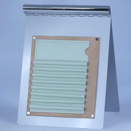 Porta Hojas de Aluminio 8.5”x12” con Porta Lápices en Cuero